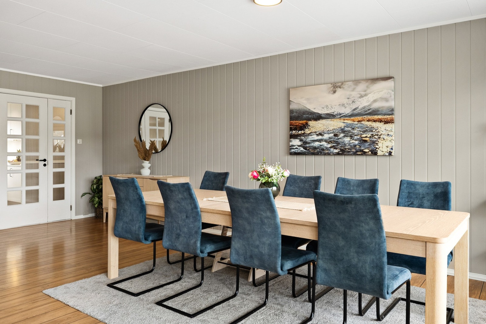 Velegnet og sosial sone med god plass til romslig spisegruppe Galleribilde