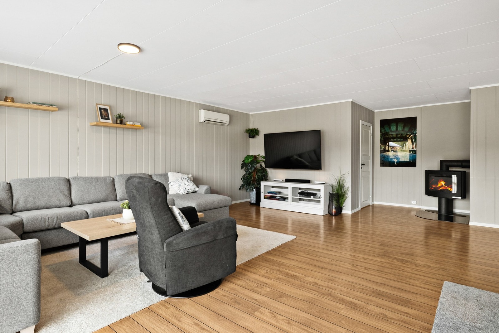 Effektiv oppvarming med både vedovn og varmepumpe Galleribilde