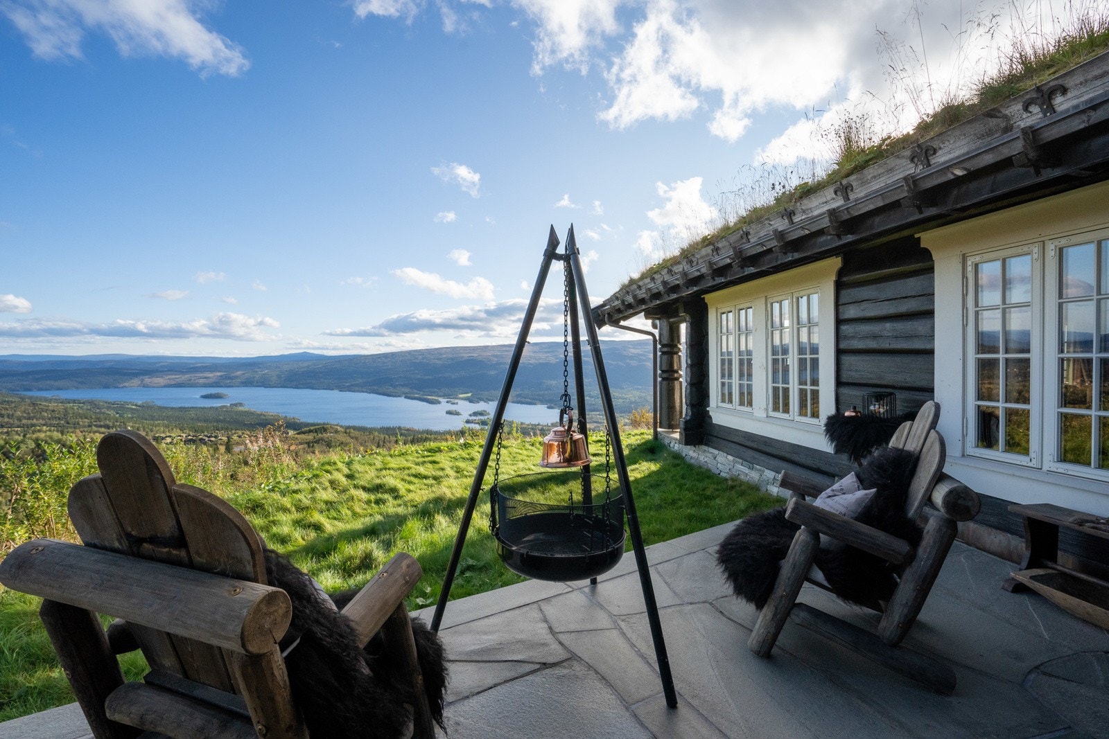 Rundt store deler av hytta er det flotte skiferterrasser med god plass til flere sittegrupper. Galleribilde