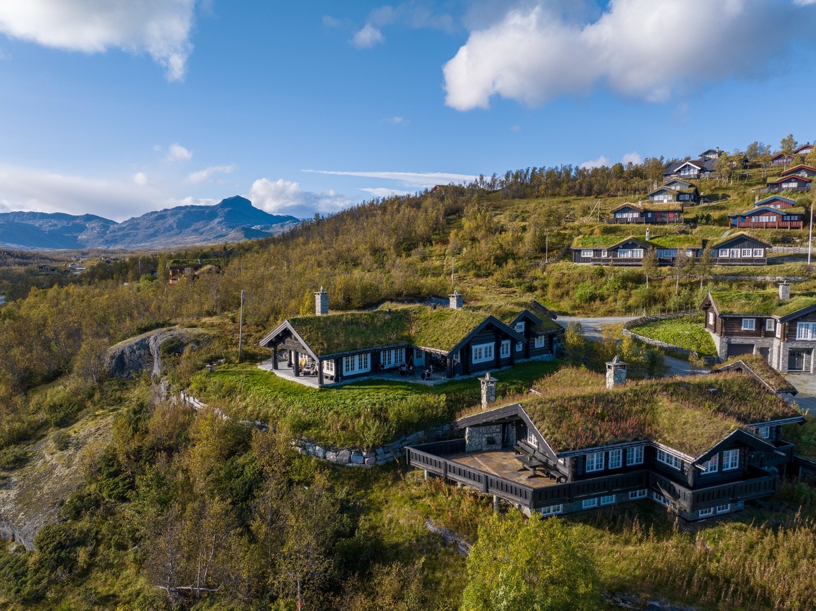 Hytta troner høyt i terrenget og har flere uteplasser hvor man kan følge solen iløpet av dagen. Denne skiferbelagte terrassen ligger sydvendt med panoramautsikt mot fjellene, Raudalen, Øyangen og naturlandskapet rundt. Galleribilde