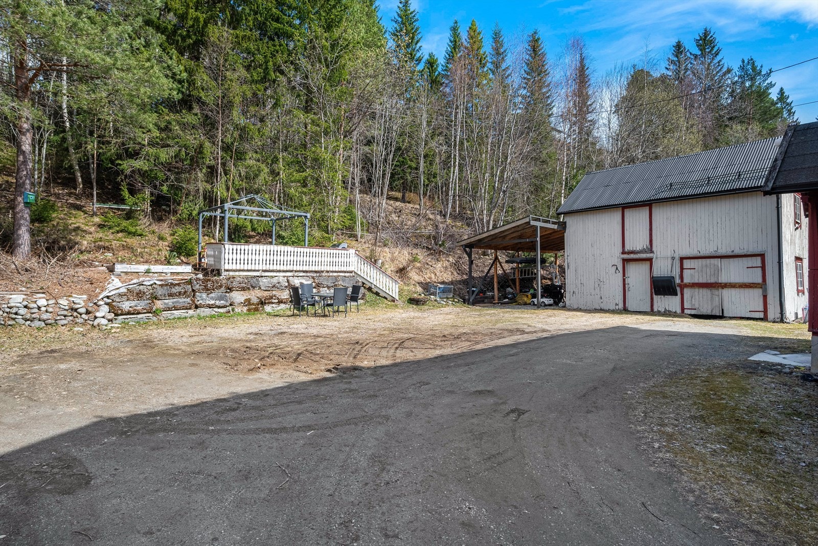På eiendommen er det oppført et stort uthus over to etasjer, med carport og en liten garasjedel. Galleribilde