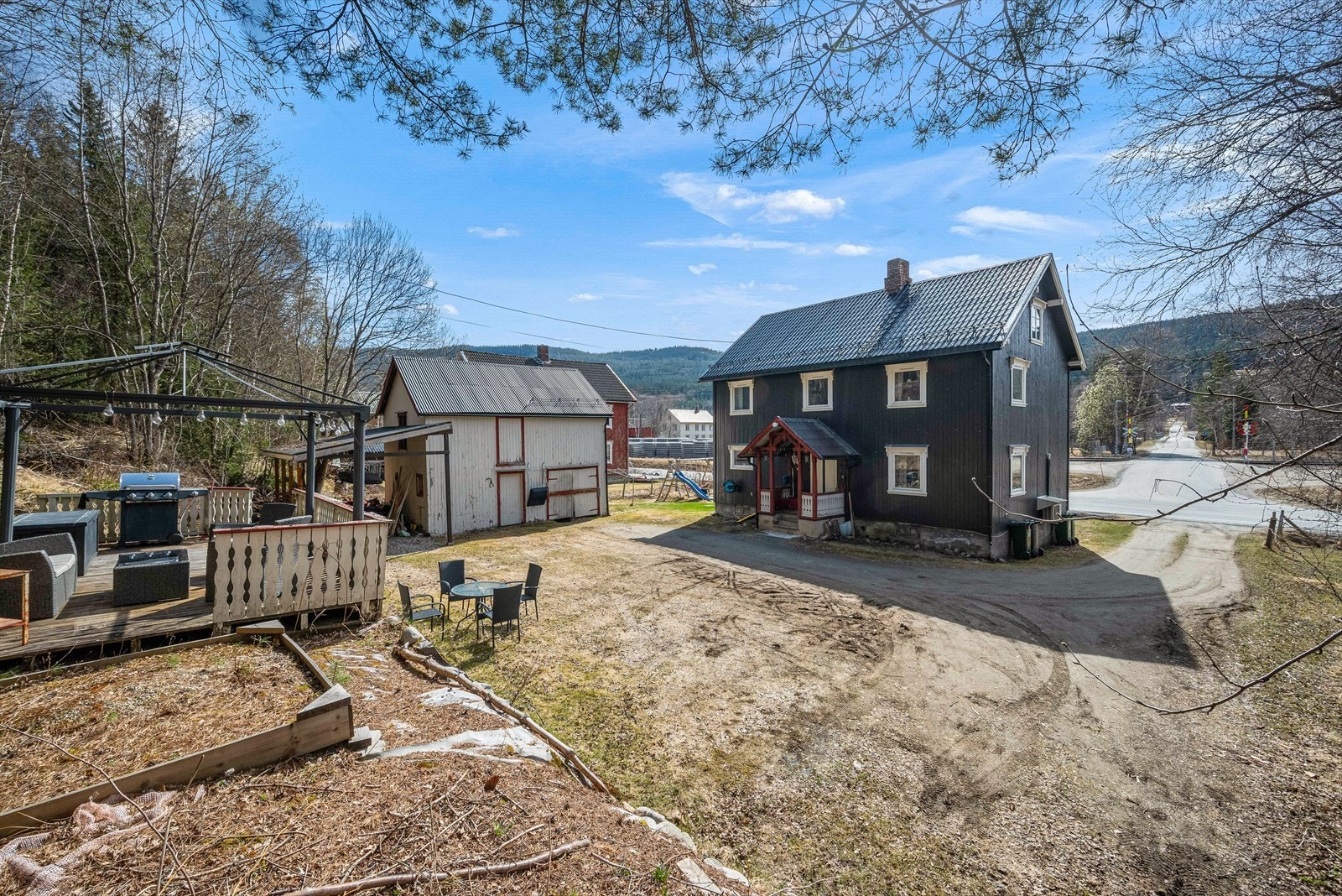 Den store gårdsplassen byr på meget gode muligheter for parkering. Galleribilde