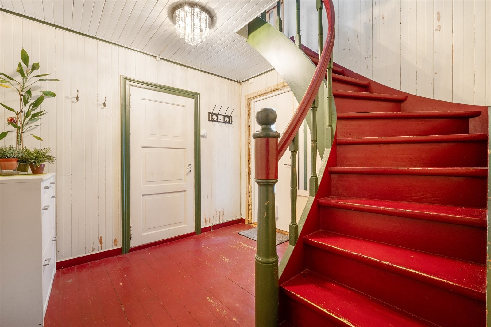 Vi skal nå bevege oss opp i boligens 2.etg, der du finner gang, stue og 4 soverom. Galleribilde