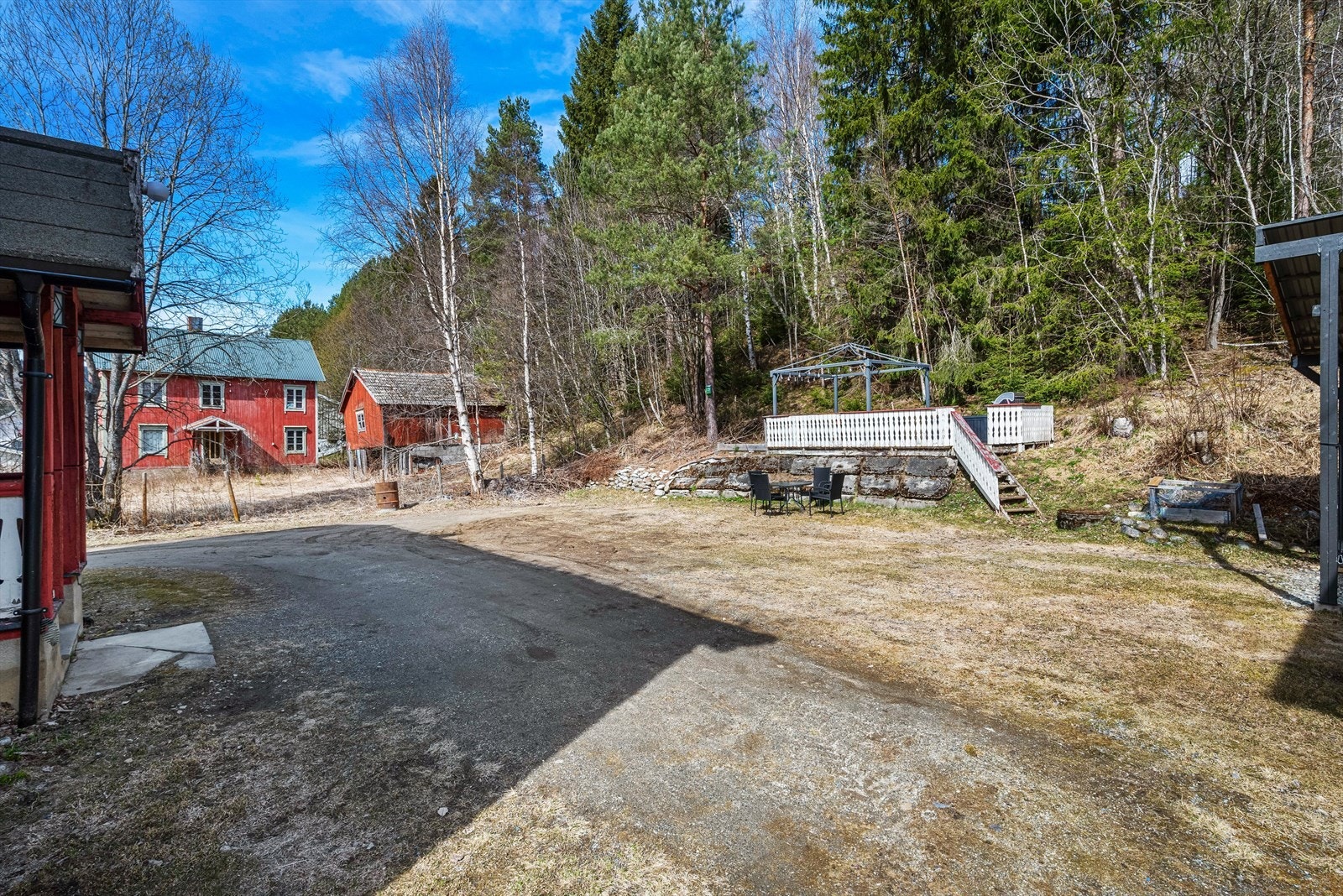 Fra gårdsplassen er det trapp opp til en noe skjermet terrasseplatting, perfekt for både stille stunder og sosiale kvelder. Galleribilde