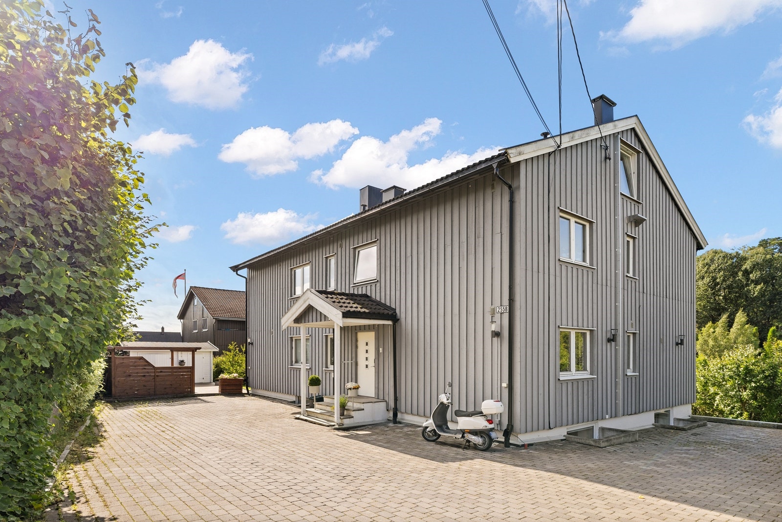 Ekebergveien 255B er en er en tiltalende del av 4-mannsbolig beliggende innerst i en privat stikkvei fra Ekebergveien. Galleribilde