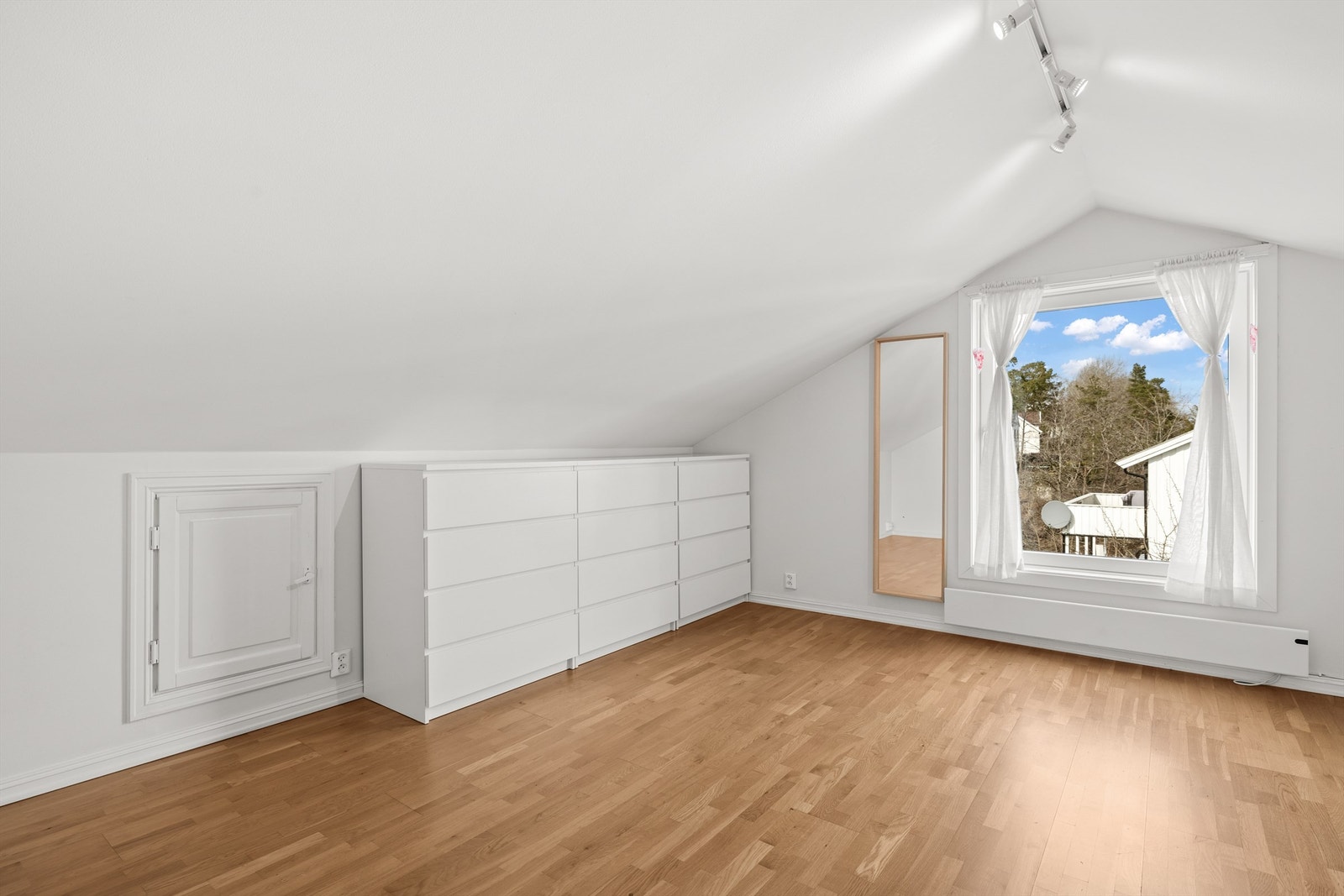 Loftstue. Galleribilde