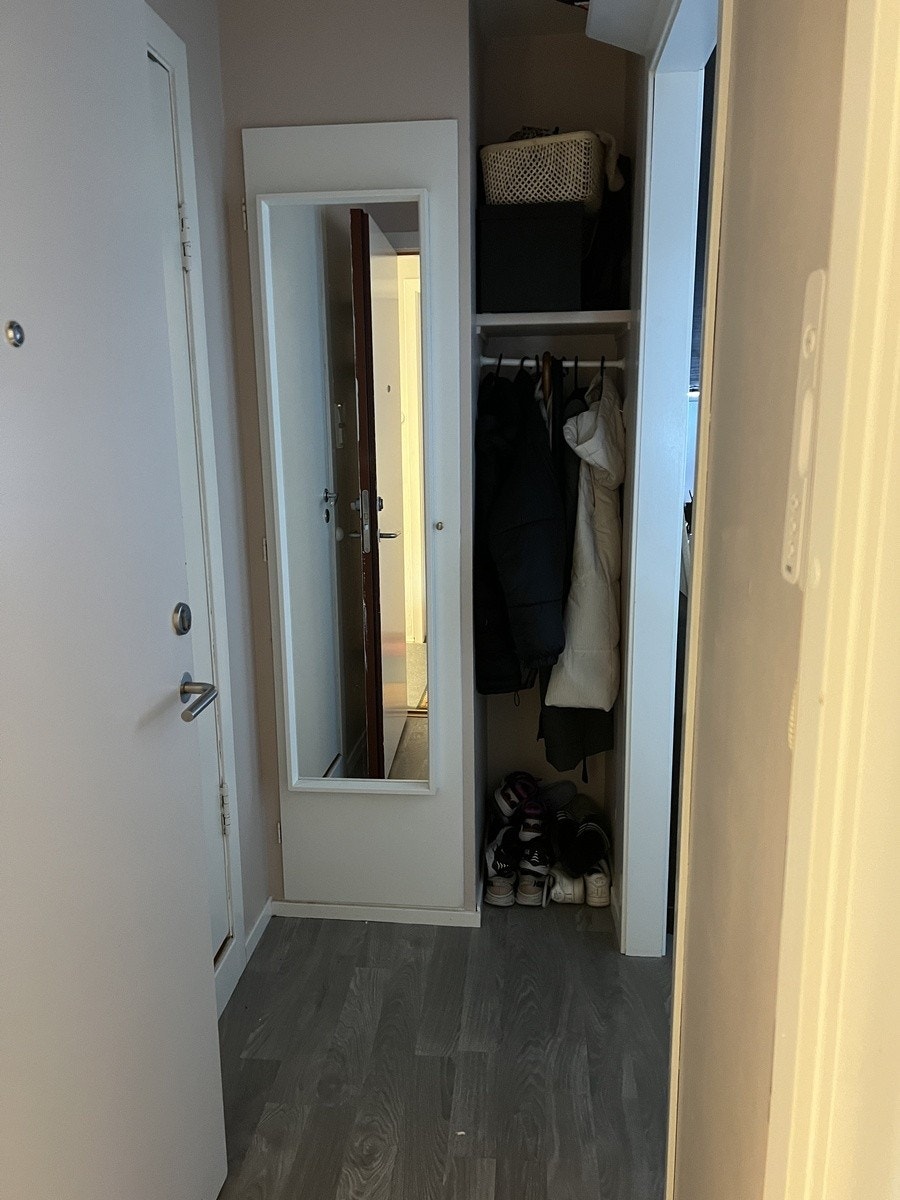 Gang. Skap, oppheng til jakker og speil. Det er også en skohylle på veggen langs taket til ekstra oppbevaring. T.V; bad. T.H; stue/kjøkken. Galleribilde