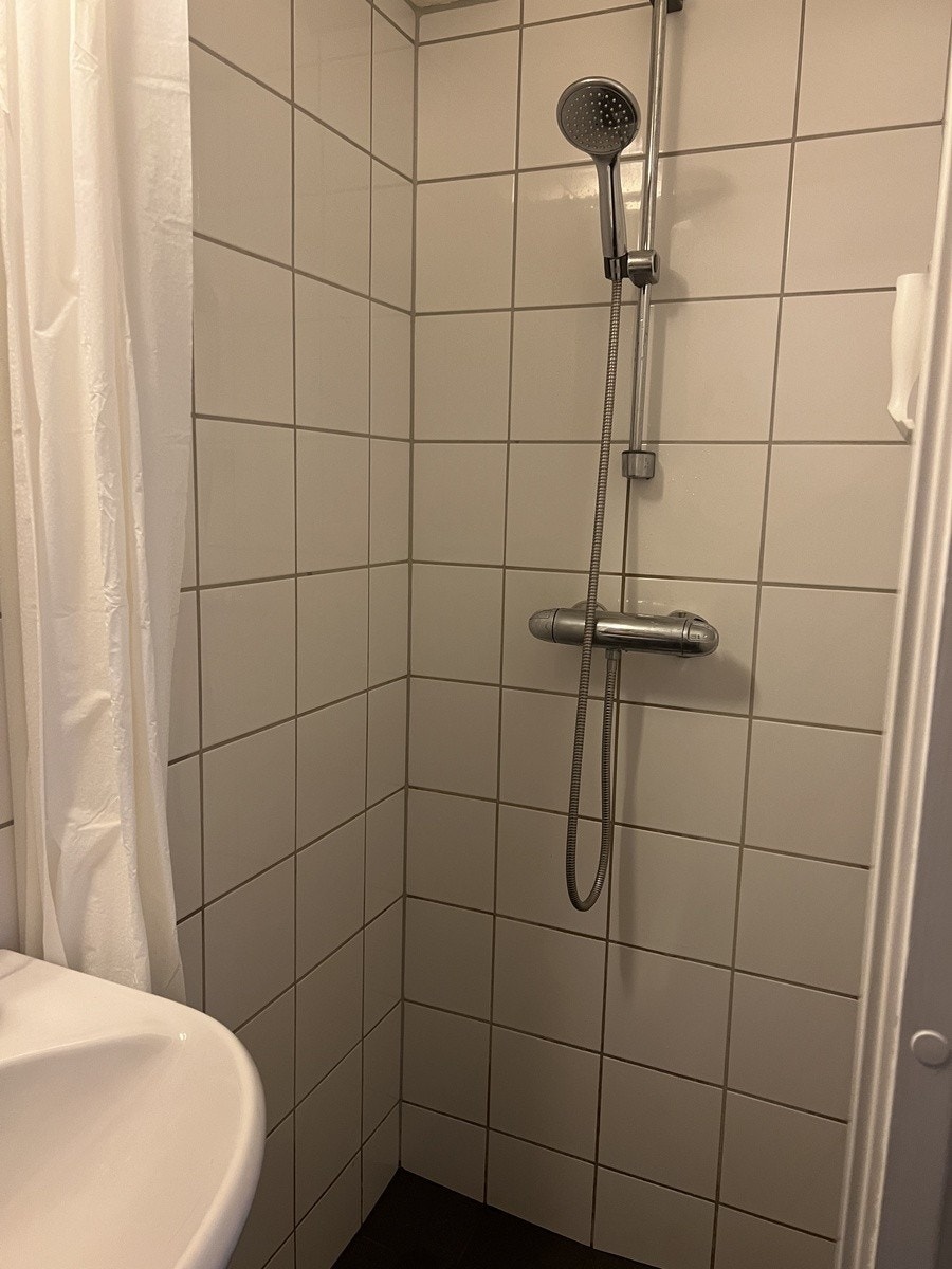 Dusj med forheng. Galleribilde