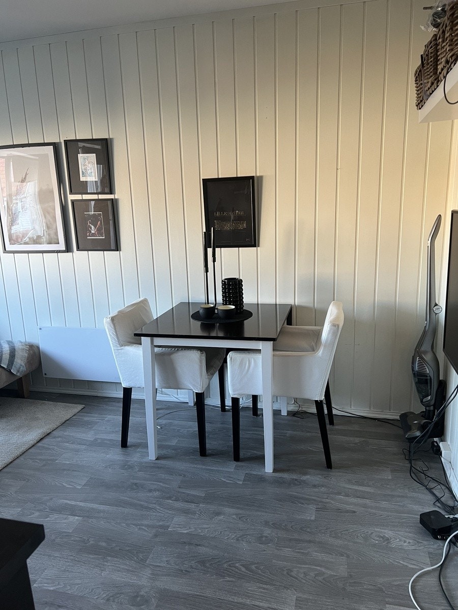 Spisebordet har en ekstra plate ved behov for mer plass. Galleribilde