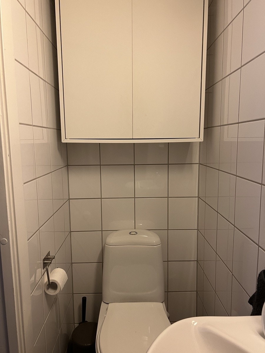 Toalett med god skapplass. Galleribilde