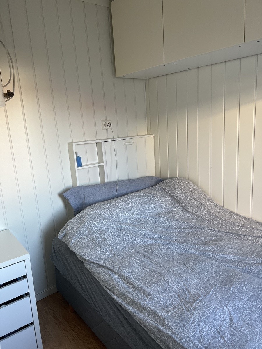 120 seng, nattbord og god skapplass over senga. Galleribilde