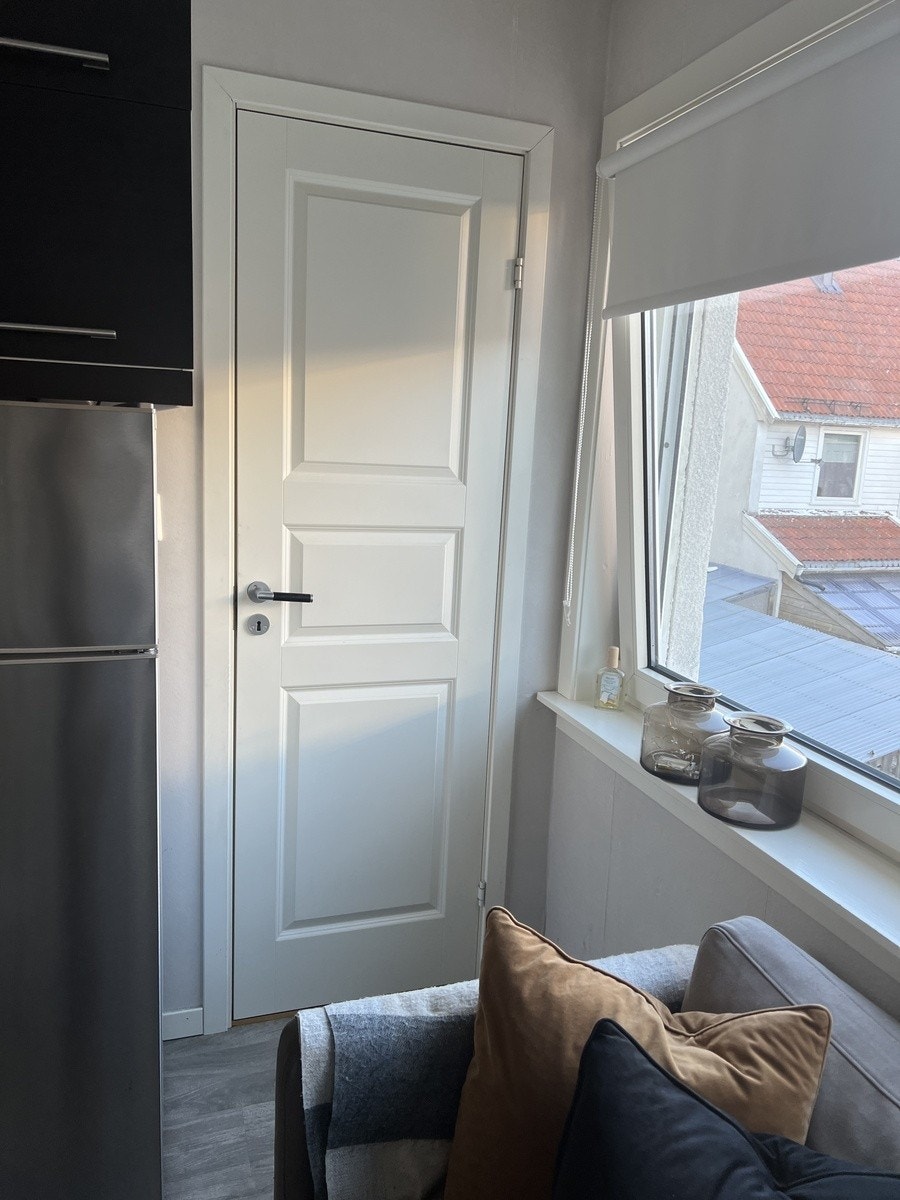 Dør til soverommet fra stua. Galleribilde