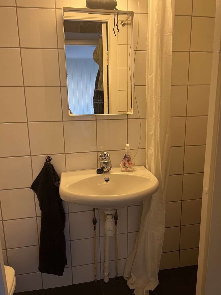 Vask og speil på badet. Galleribilde