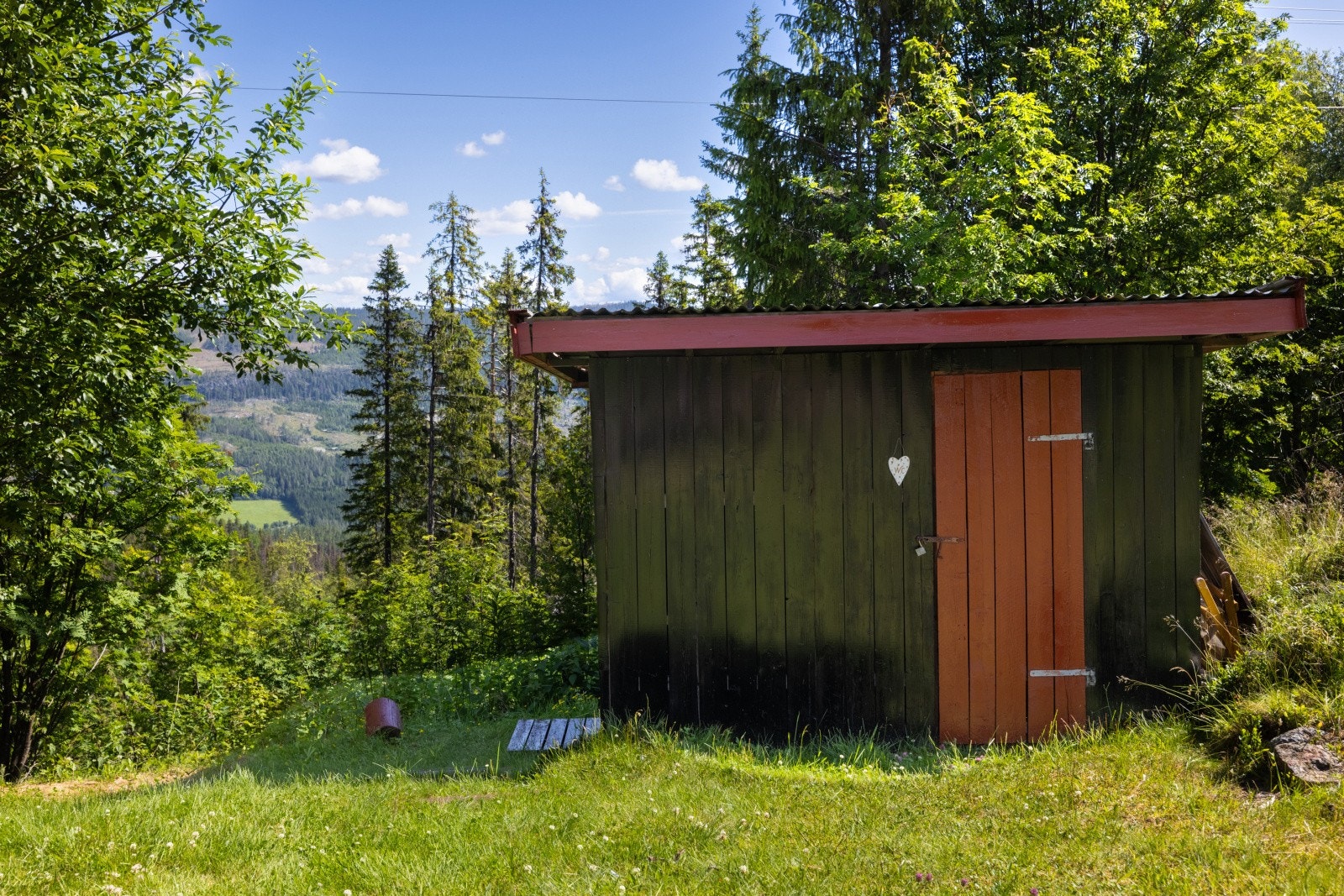 Uthus med utedo Galleribilde