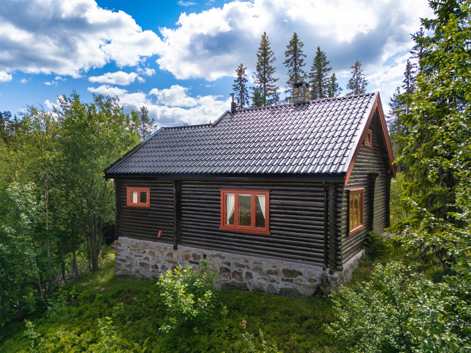 Eiendommen er beliggende i Fjellsbygda mellom Bruflat og Tonsåsen i Etnedal kommune. Galleribilde