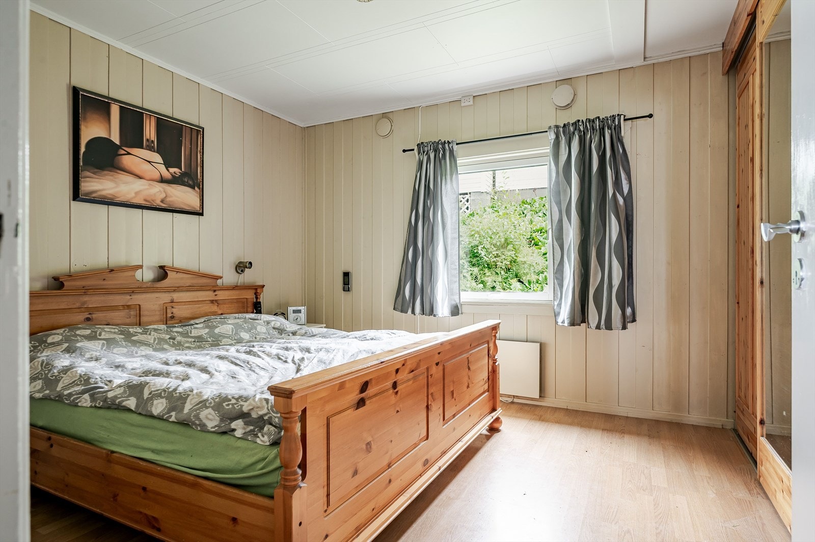 Soverom 1 har skyvedørsgarderobe. Galleribilde