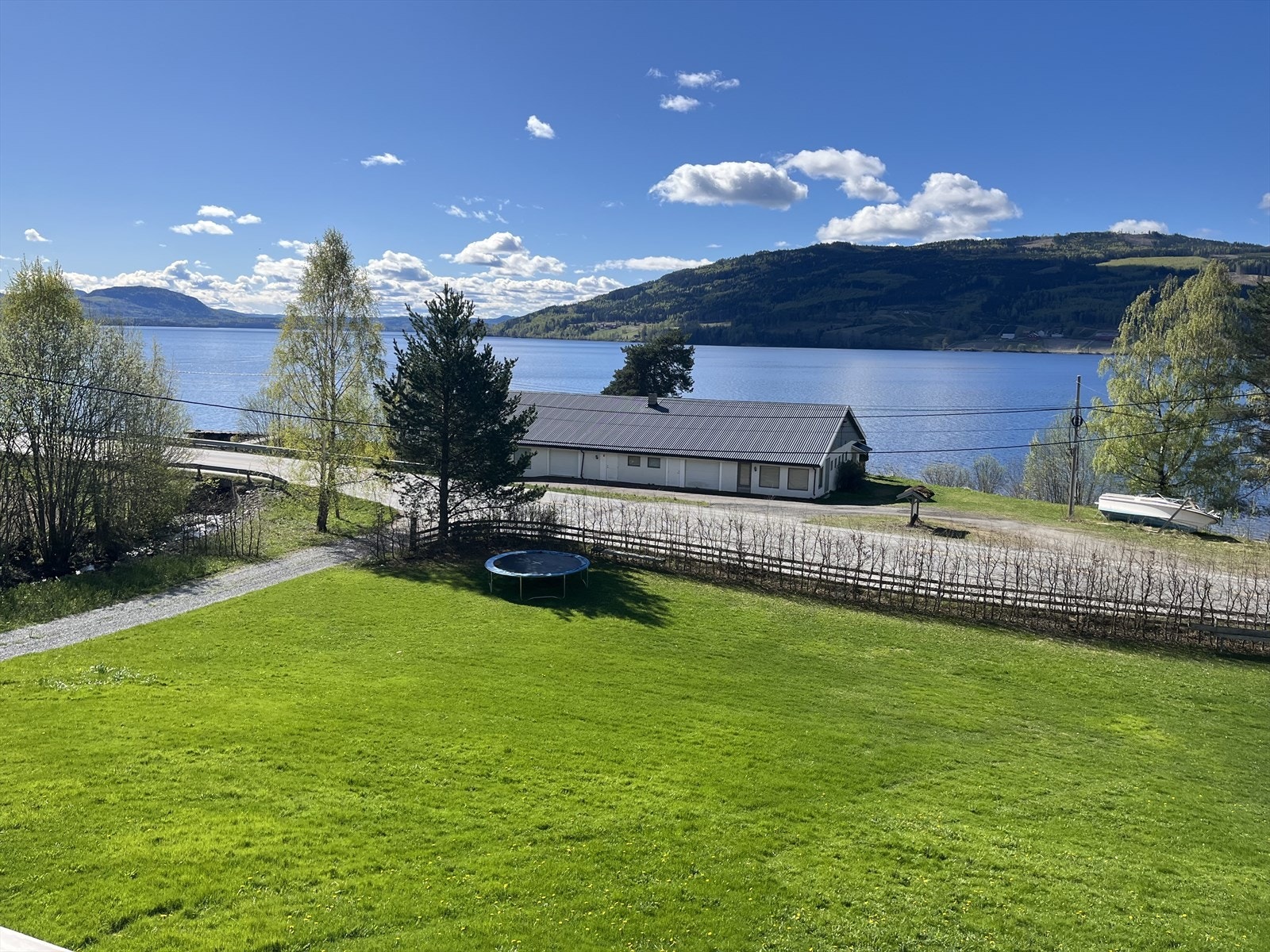 Eiendommen ligger stille og tilbaketrukket på en stor tomt på nærmere 5 mål, omgitt av natur og med god avstand til naboer. Galleribilde