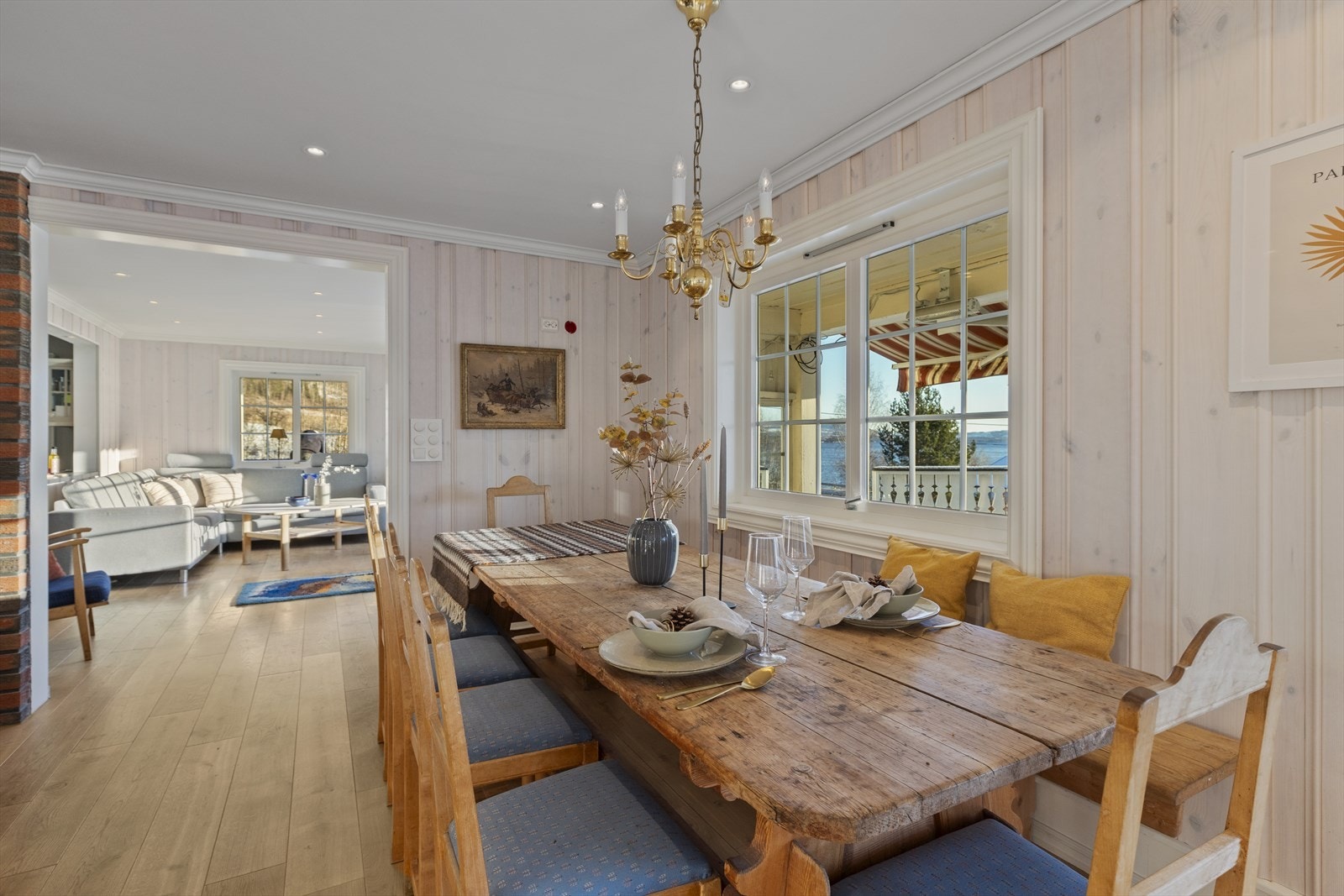 God plass til stort spisebord med plass til mange Galleribilde
