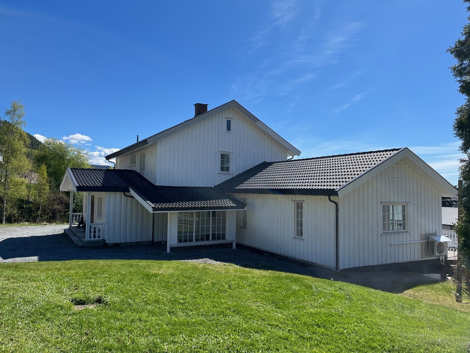 Fasade - I 2016 ble boligen vesentlig oppgradert og det ble oppført et tilbygg til stuen samme år. Galleribilde