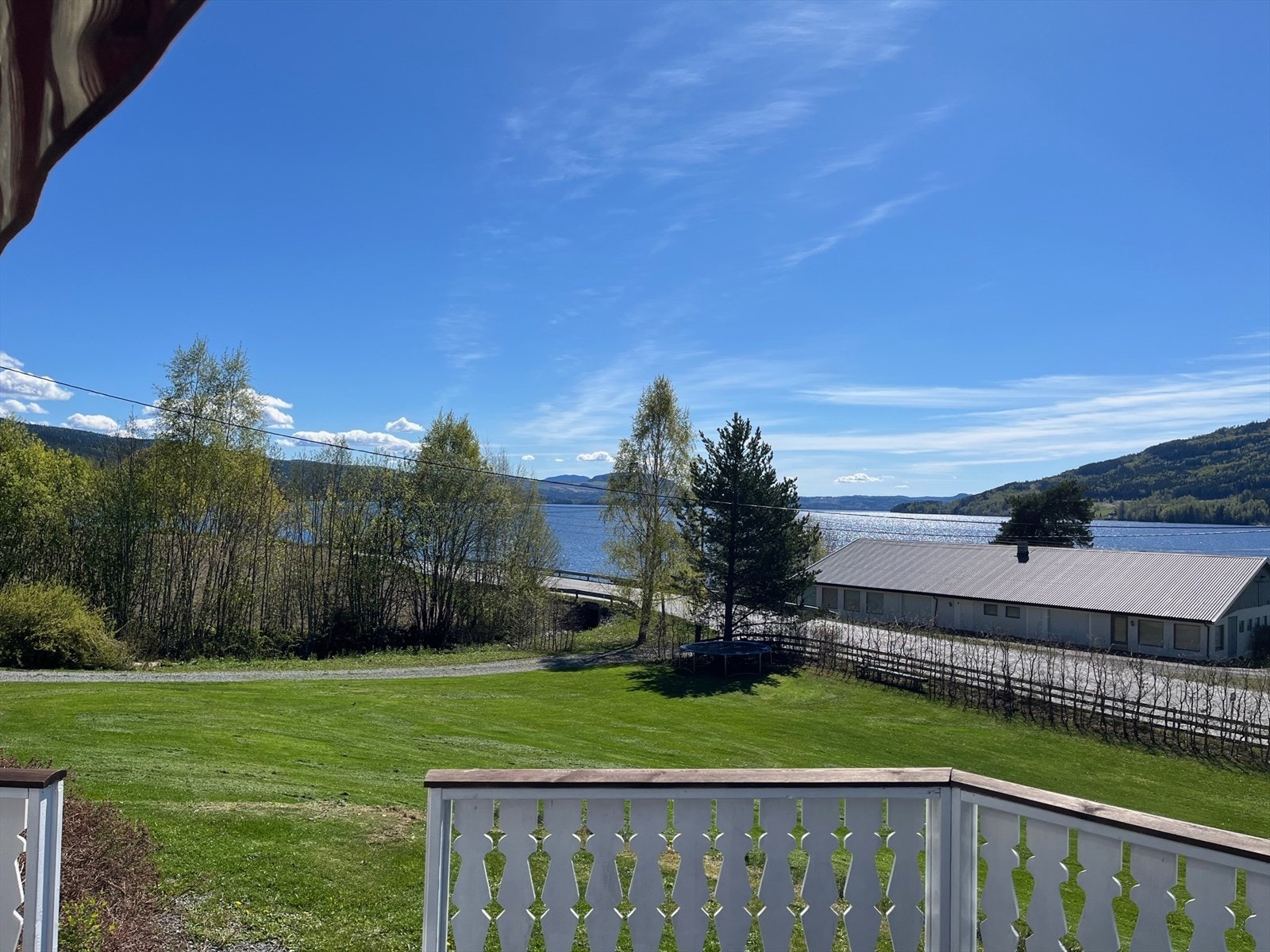 Dette er stedet for deg som verdsetter fred og privatliv, romslige uteområder med god plass til lek, hagearbeid og hyggelige sammenkomster. Galleribilde