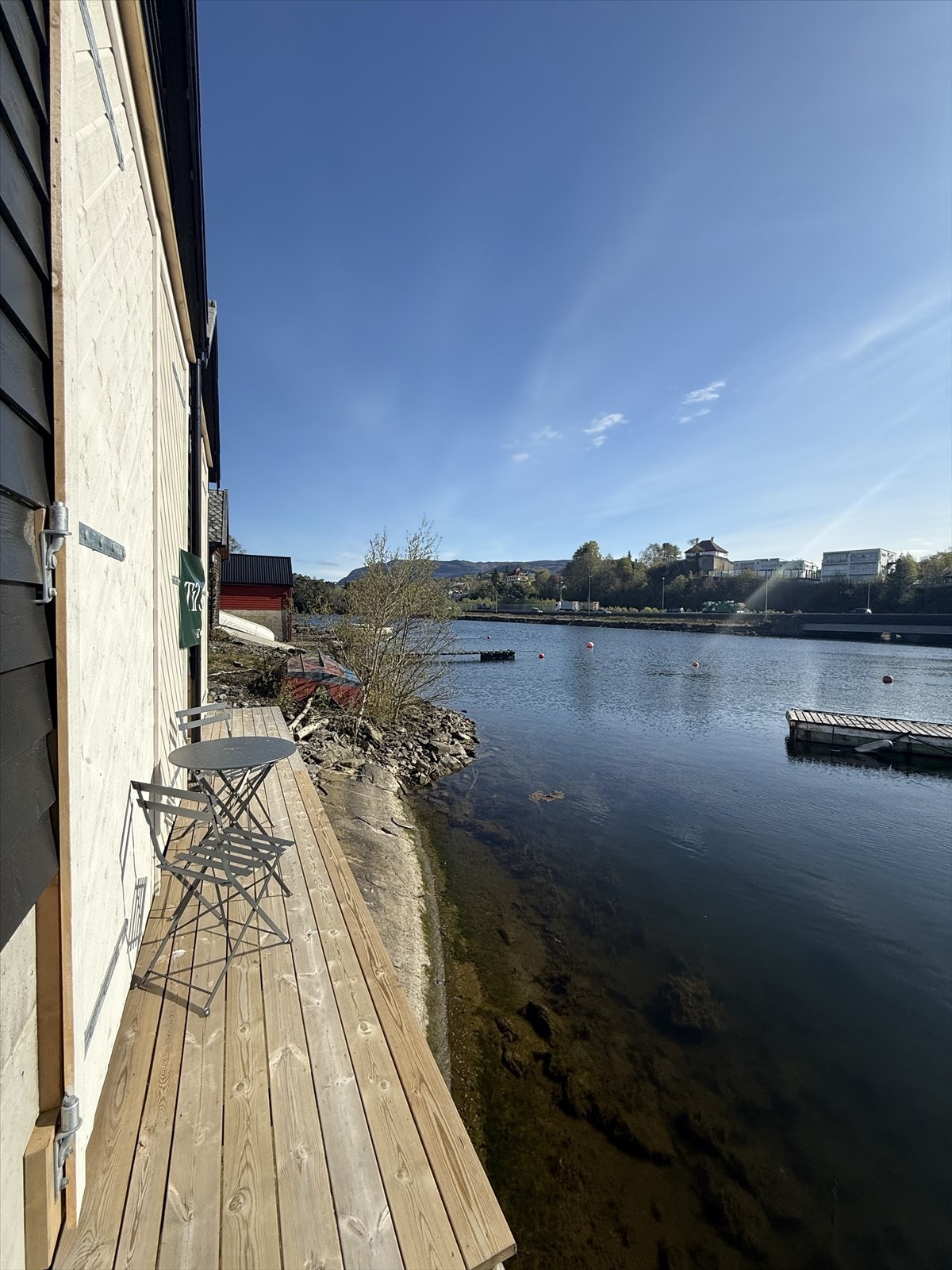 Det er laget praktisk bryggekant foran naustet. Galleribilde