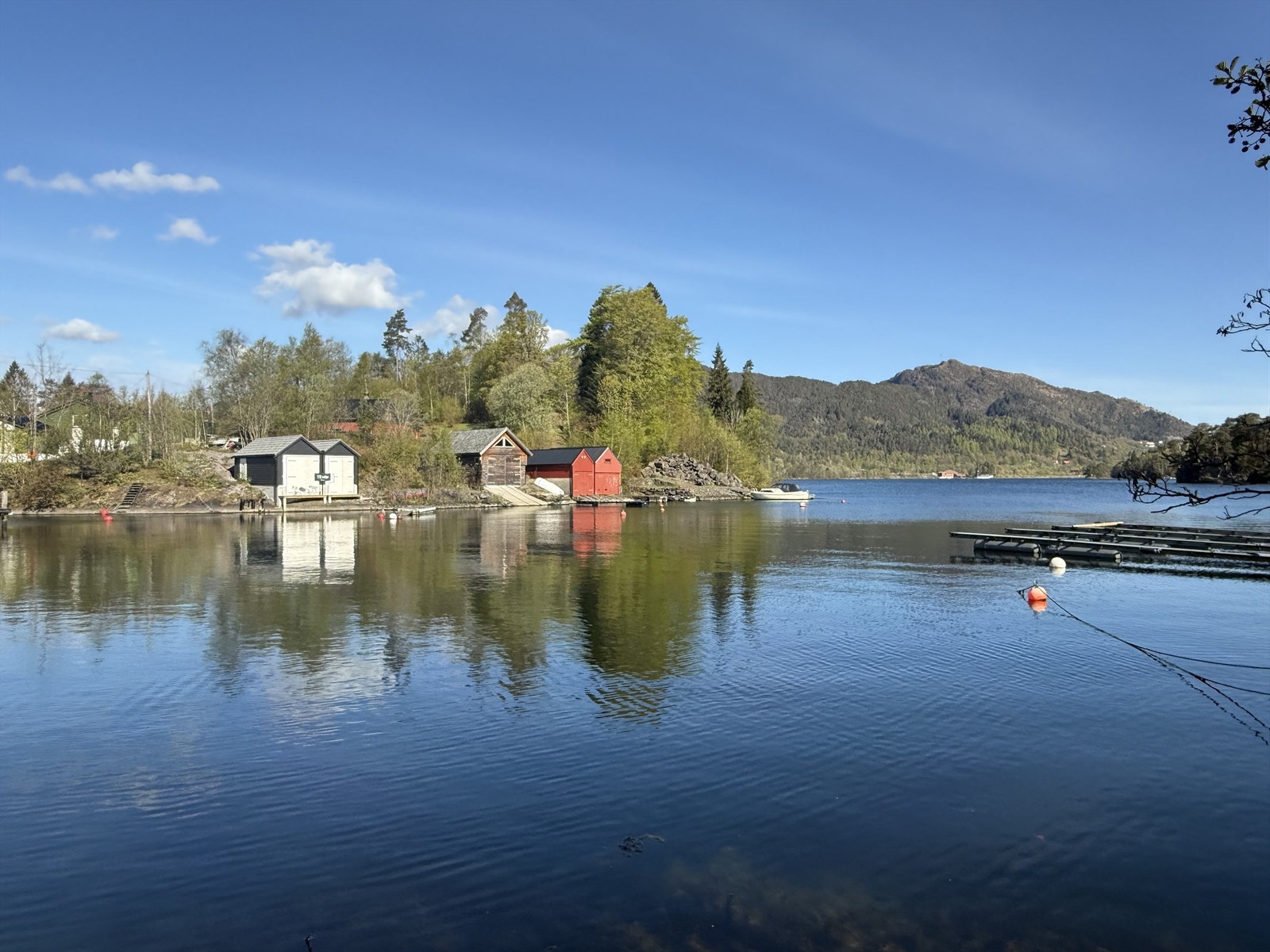 Nordåsvannet med naustet på andre siden. Galleribilde