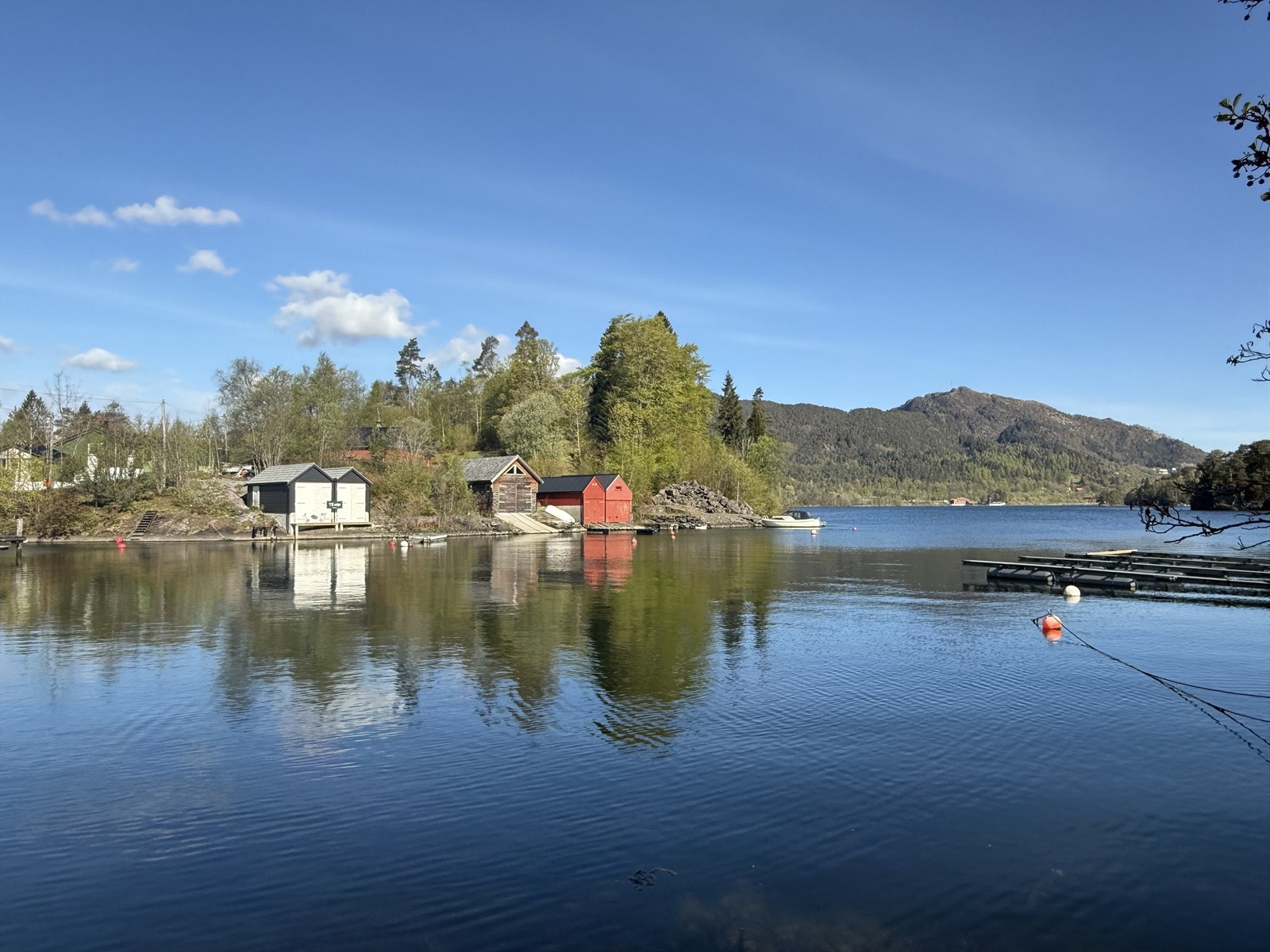 Naustet ligger meget fint til i idylliske Nordåsvannet. Galleribilde