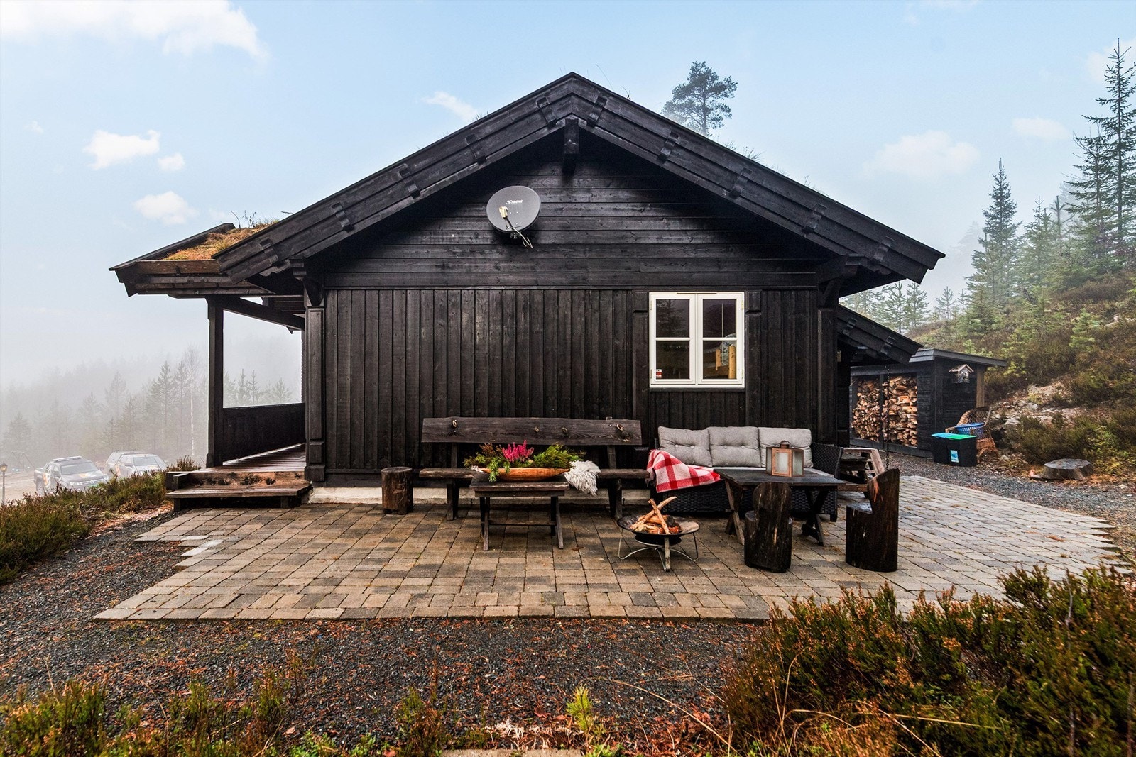 Solrik og lun uteplass Galleribilde