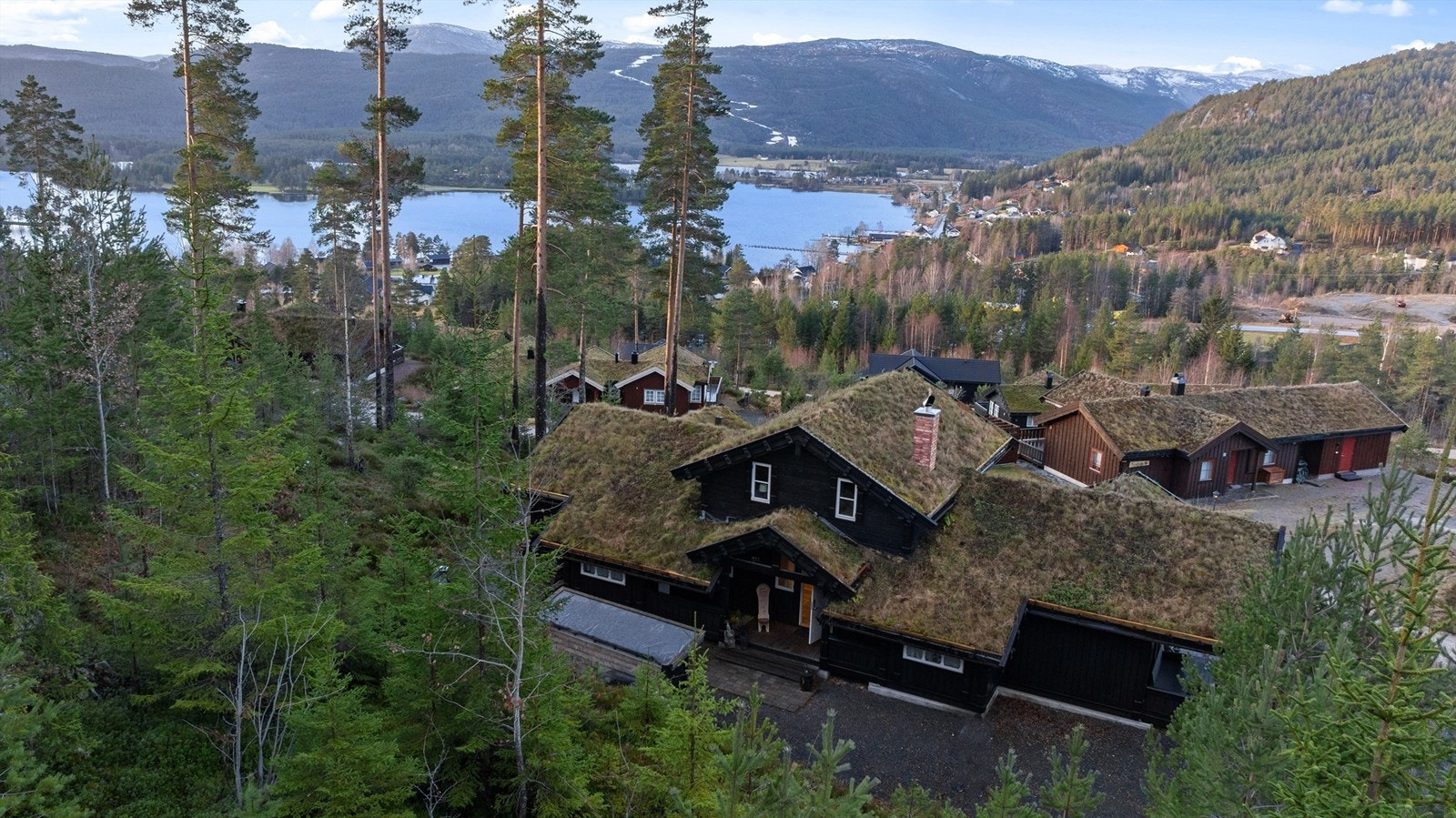 Hytten ligger solrikt og usjenert til på stor tomt i rolig område Galleribilde