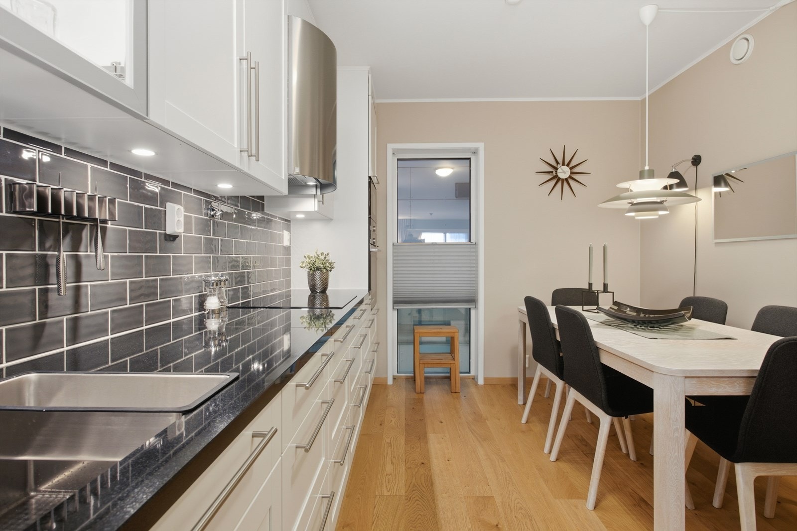 Også her er det plass til spisestuemøbel, så det er fullt mulig å ha spiseplass i både stuen og på kjøkkenet hvis ønskelig. Galleribilde