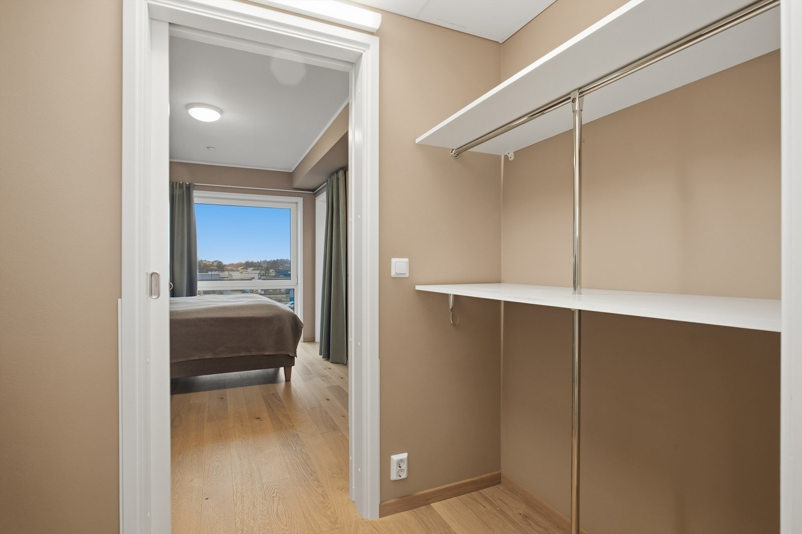 Walk-in closet/garderoberommet er adskilt med skyvedør og fører deg videre inn til tilknyttet baderom. Galleribilde