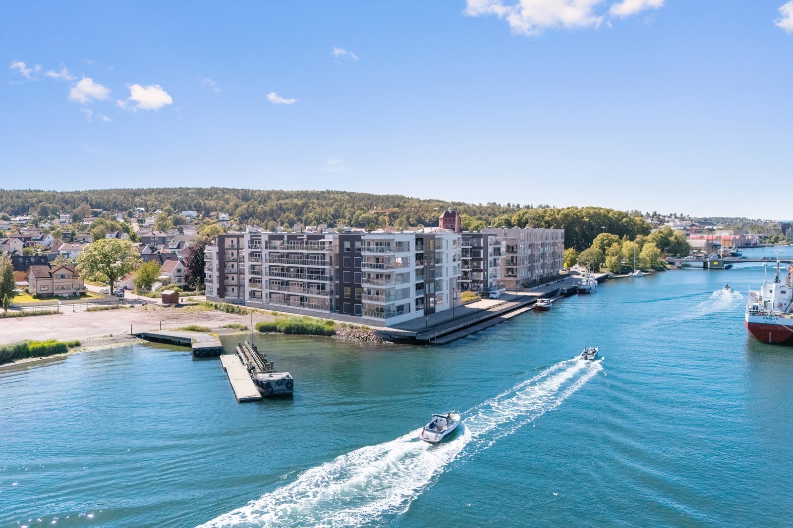 Både fra innvendig i leiligheten og fra balkongen, har man flott nærhet til sjøen og Kanalen. Man får nesten følelsen av å være på "cruisebåt" med den fantastiske nærheten til sjøflaten som gir en helt spesiell stemning. Galleribilde