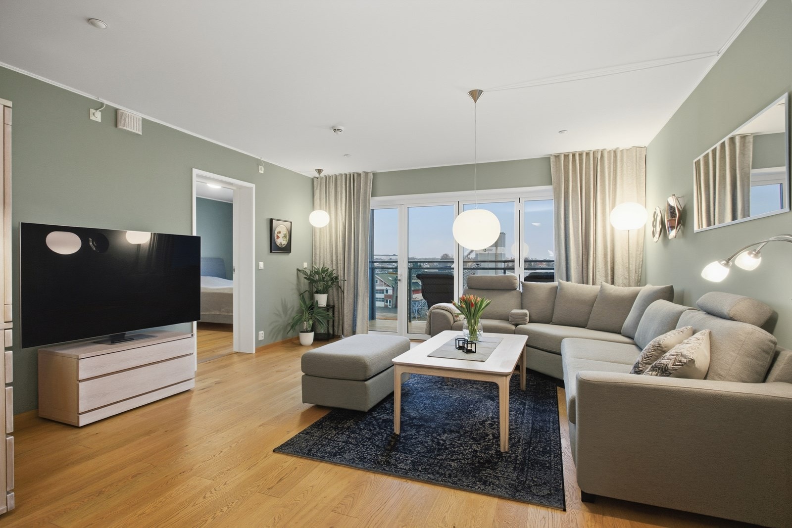 Fra dette rommet kan man nyte den vakre og slående utsikten fra både sofagruppen og fra spisestueplassen. Rommet har fleksible møbleringsmuligheter med plass til både spisestue og sofa-/sittegruppe. Galleribilde