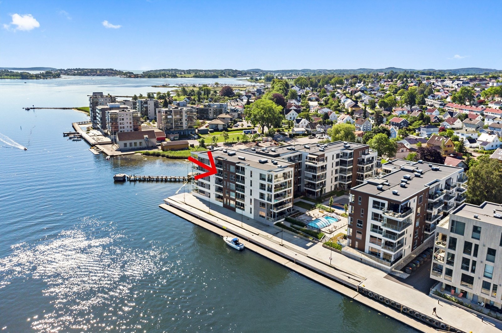 Det er trapp opp fra bryggekanten og opp til parkanlegget, og det er etablert beplantning på eiendommens adkomstparti mot bryggekanten og inn til parkanlegget. Under fellesparken ligger underetasjen med garasjeanlegg og boder. Galleribilde