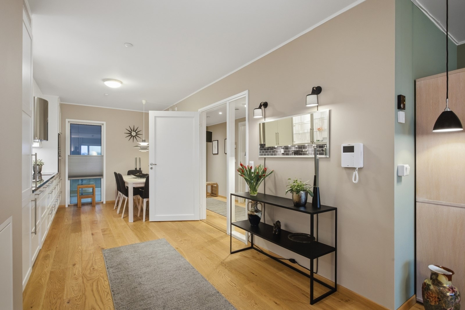 Det er plass til spisestuebord i stuen - i tillegg er det plass til spisebord innerst på kjøkkenet. Galleribilde