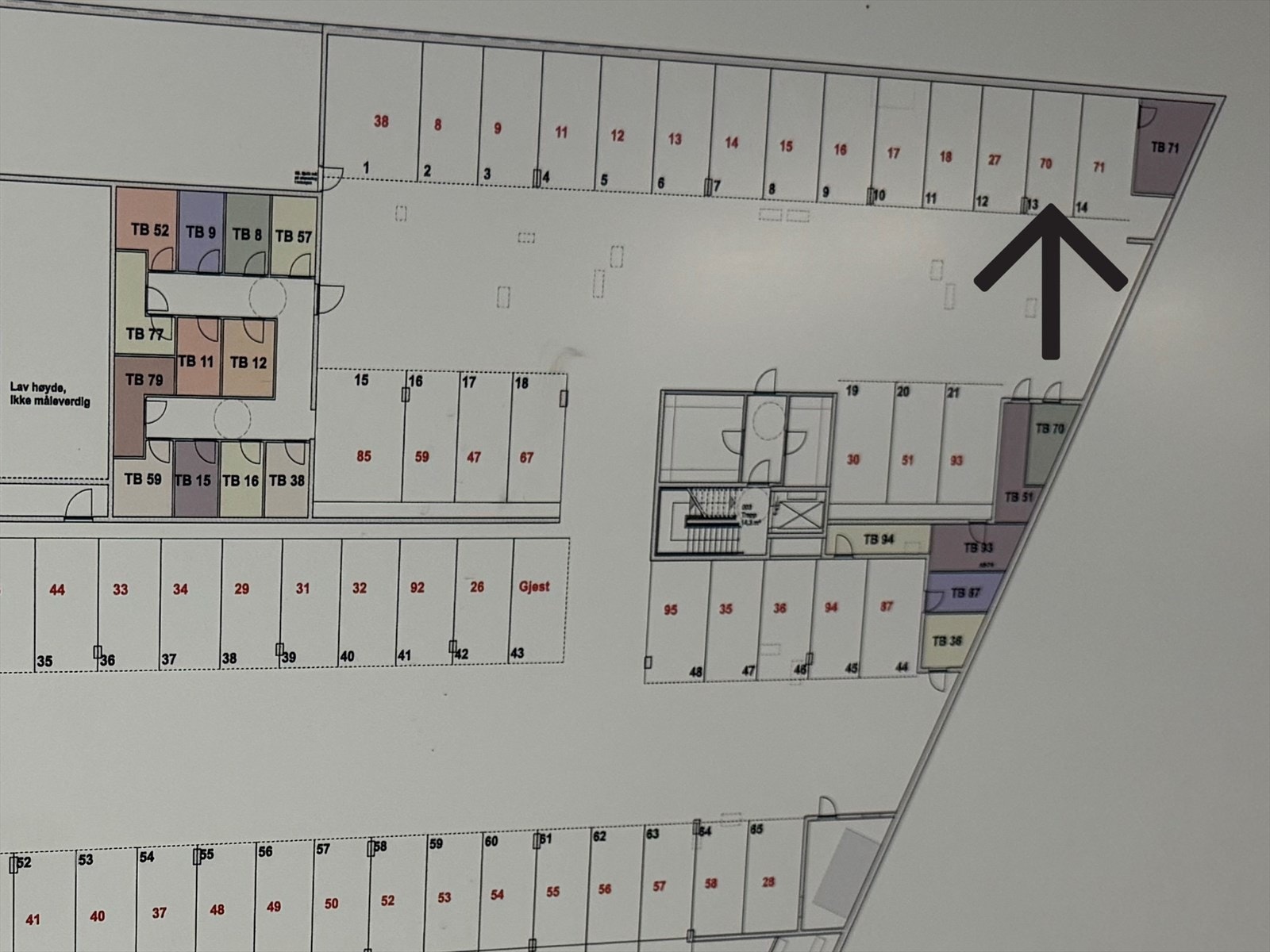 Plassen er tildelt i byggets P-hus og kjøper overtar samme plass som selger disponerer i dag. Plassen er merket "13" og er gunstig plassert i p-huset med tanke på kort avstand til heis/oppgang til leiligheten. Bildet er utsnitt av garasjeplanet. Galleribilde