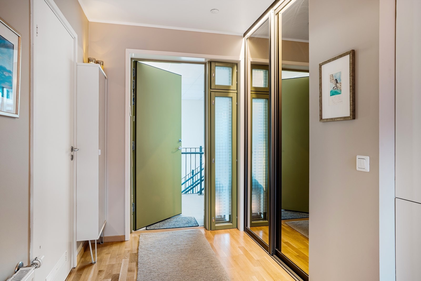 Innbydende entré med skyvedørsgarderobe som gir god oppbevaringsplass og et ryddig førsteinntrykk. Galleribilde