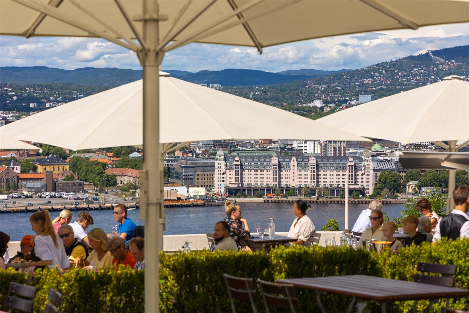 Ekebergrestauranten har en populær uteservering:) Galleribilde