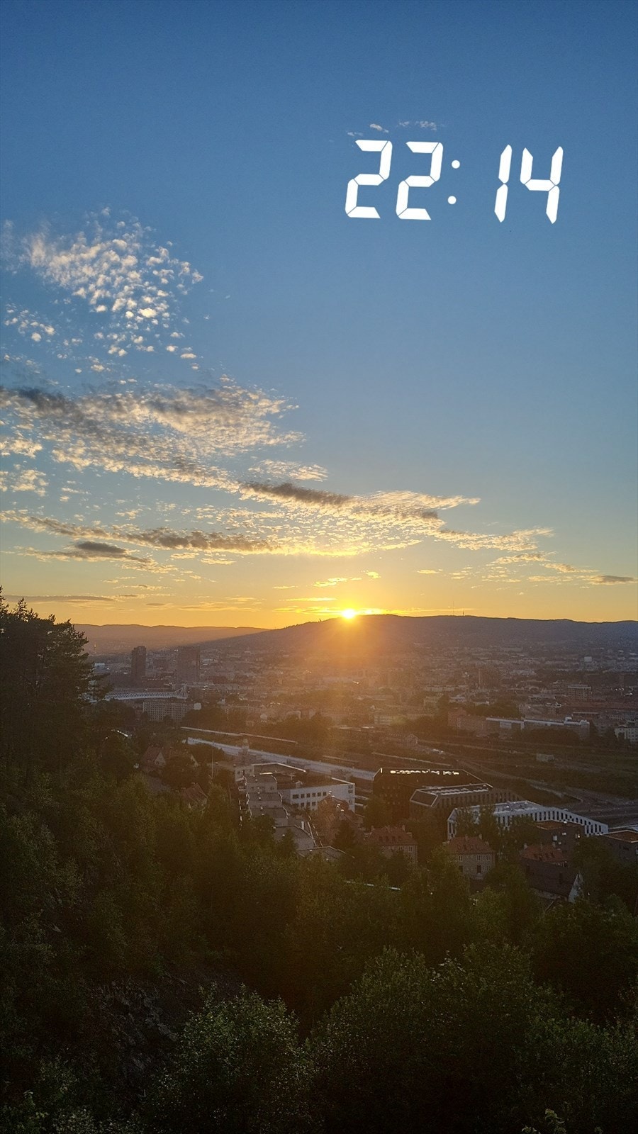 Man har sol på balkongen til den går ned :). Galleribilde