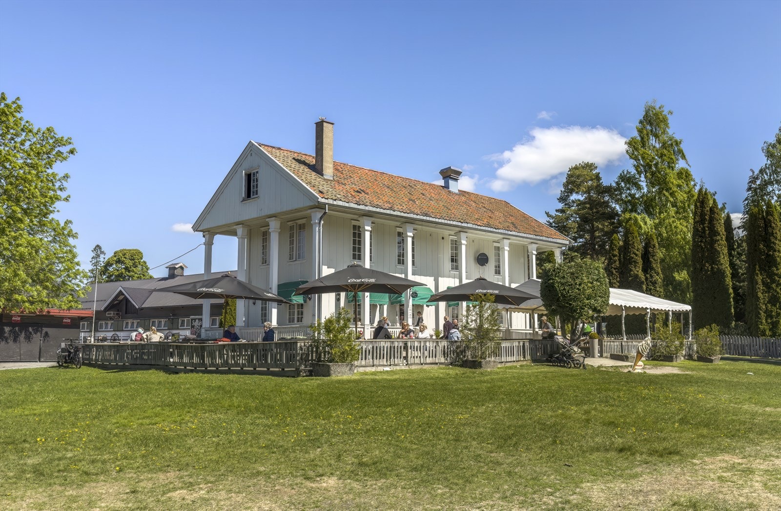 Søylehuset ved EKT har en hyggelig cafè med sitteplasser både ute og inne. Her har man også minigolf. Galleribilde