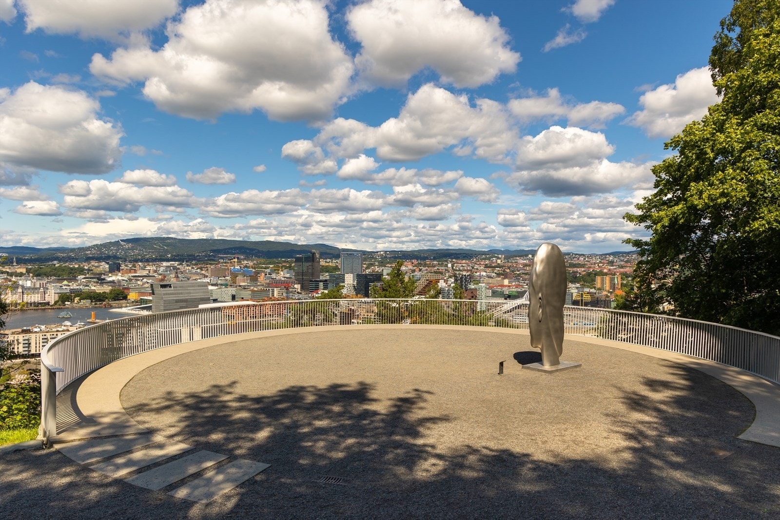 Ekebergparken har mye flott kunst og flott utsikt Galleribilde