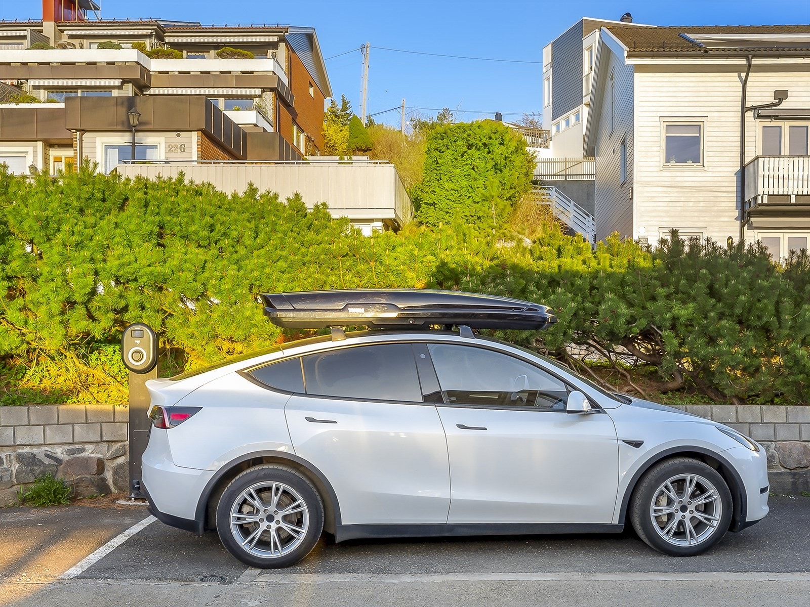 Romslig parkeringsplass med el bil lader. Galleribilde