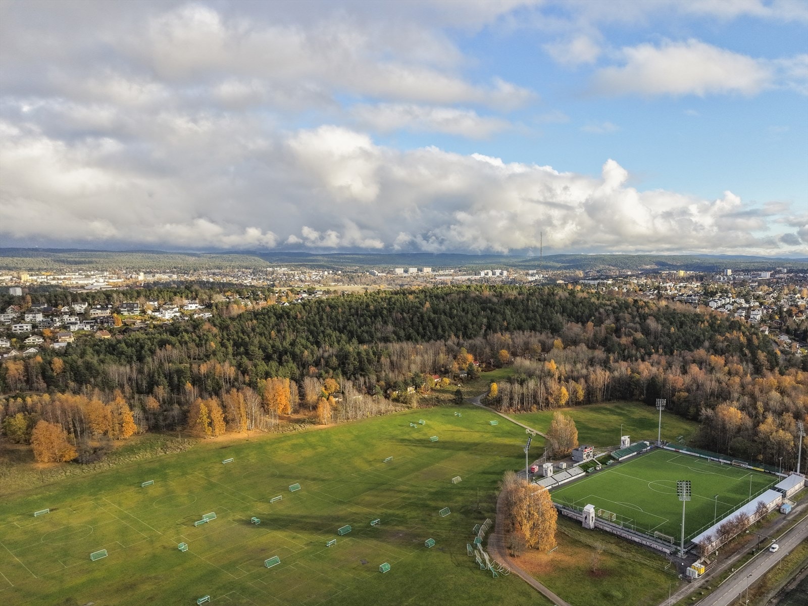 Nærområdet har tur løyper, fotballanlegg, akebakke, skiløyper mm utfra sesongen. Galleribilde