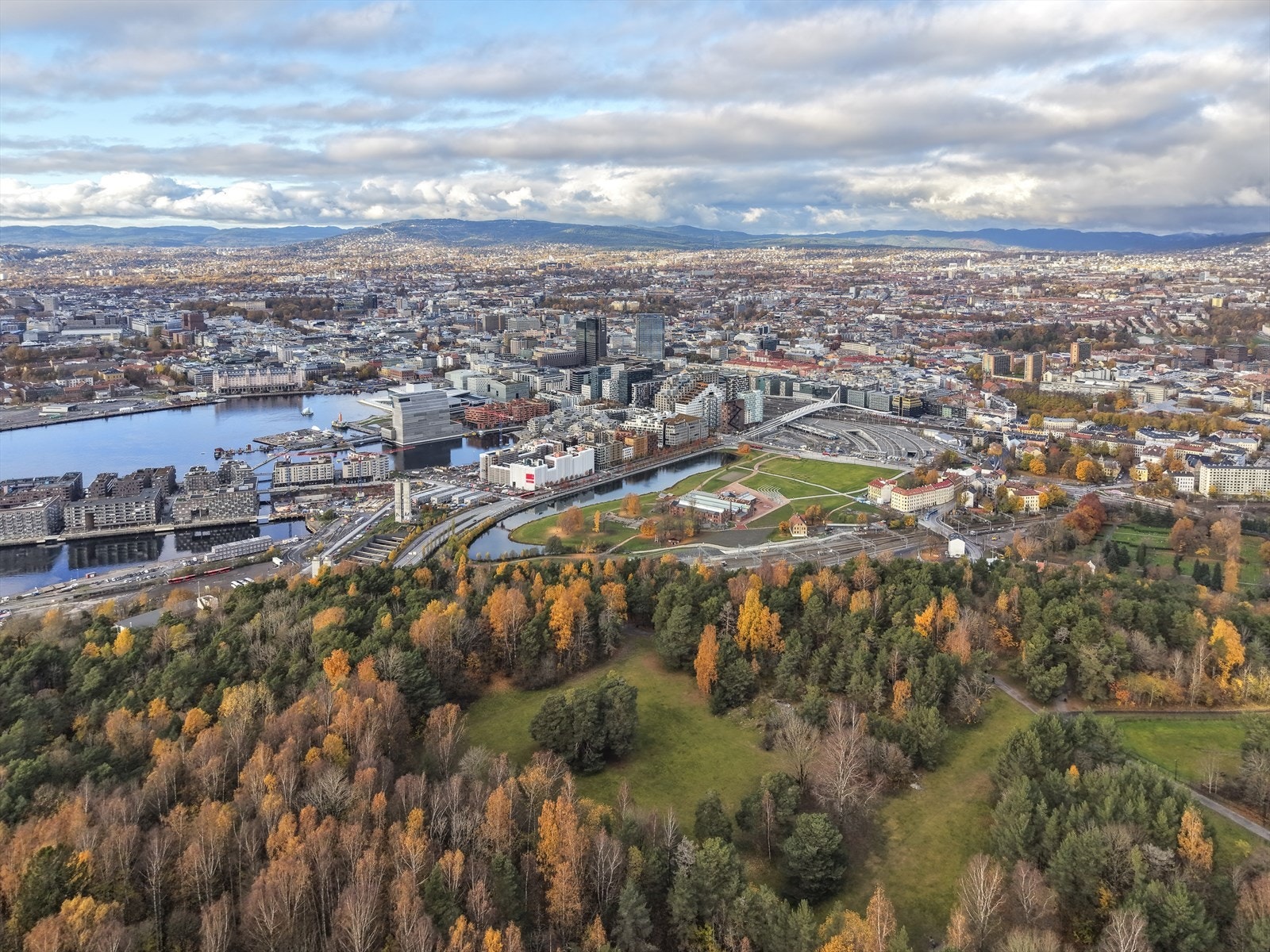 Fra Ekeberg har man en enestående utsikt over Bjørvika og Oslofjorden. Galleribilde