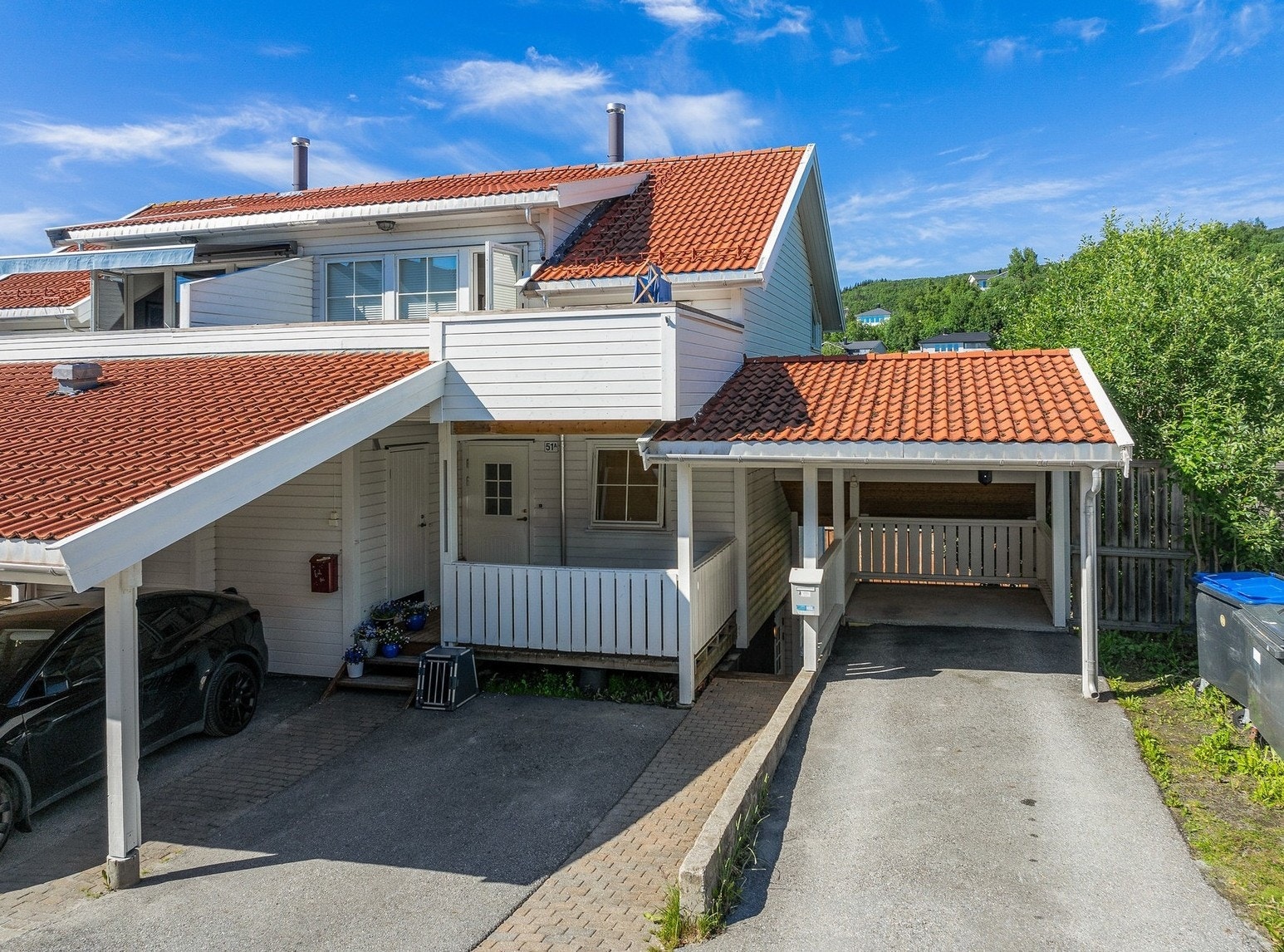 Med boligen følger det utvendig bod plassert i hagen, samt carport. Galleribilde