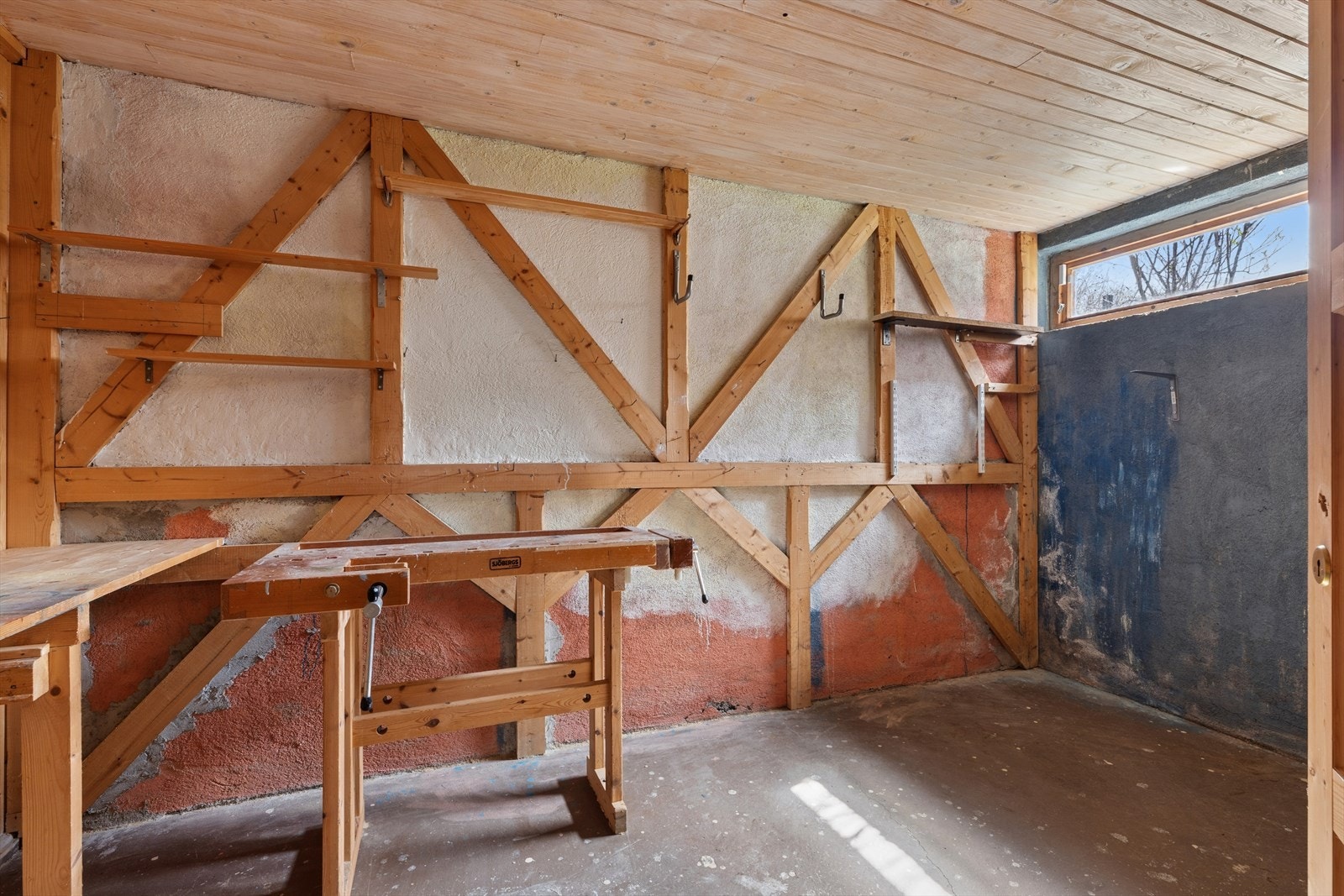 Boligen har gode lagringsmuligheter i flere kjellerboder. Galleribilde