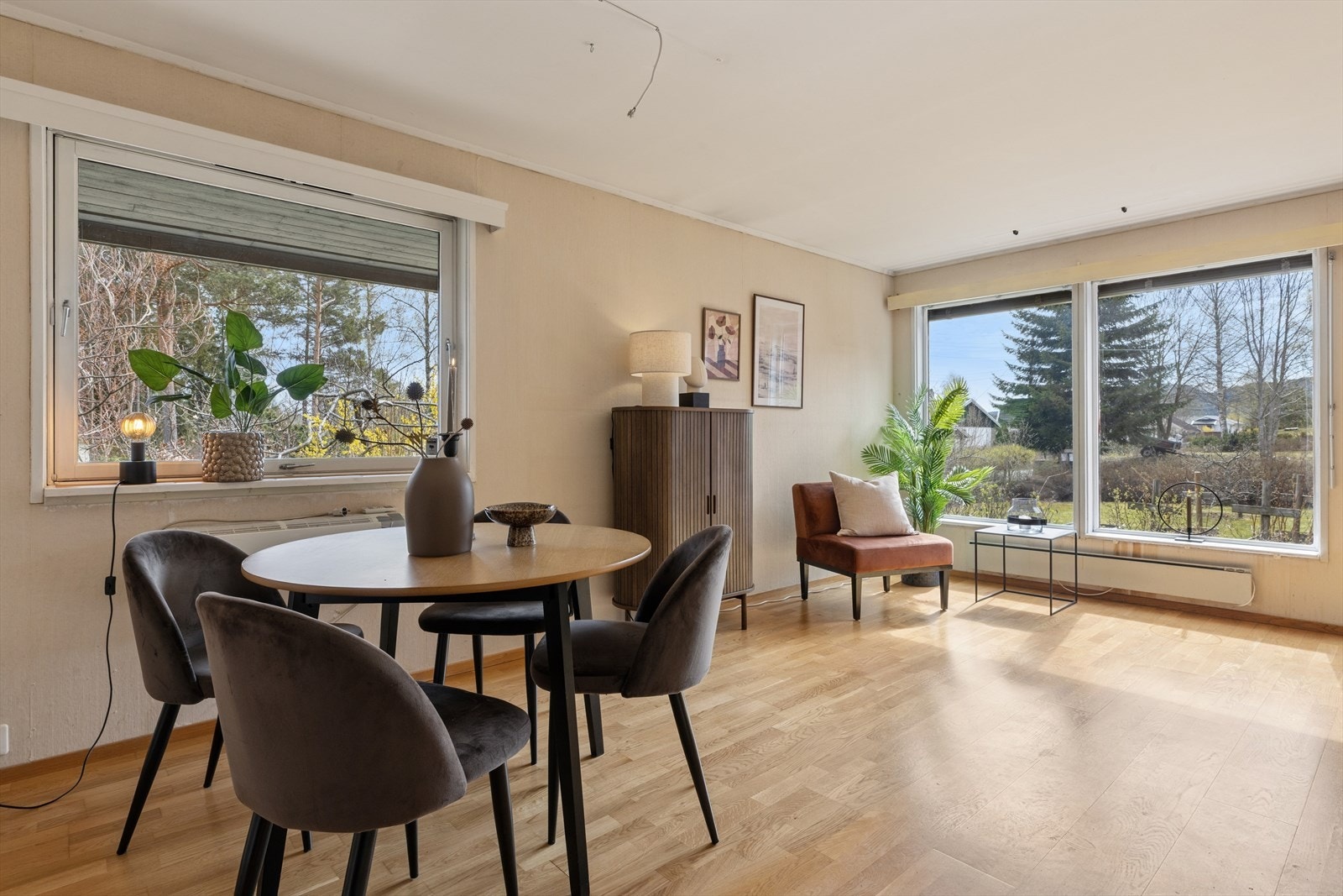 God plass til en egen spisesone i stuen, perfekt for måltider med familie og venner. Galleribilde