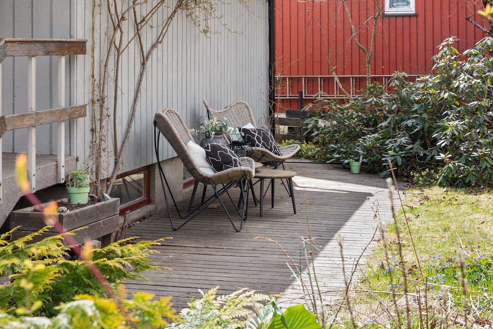 Terrassen og hagen gir fine uteplasser i en skjermet hage, beliggende fint til i et etablert og rolig nabolag. Galleribilde