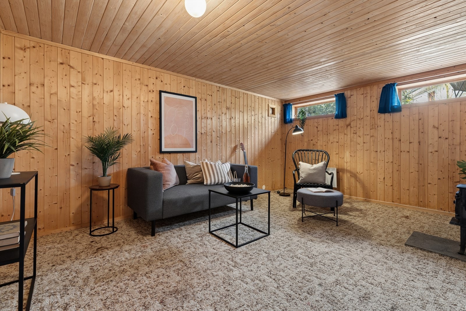 Stort rom i kjelleren er innredet som en ekstra stue - praktisk med barn og ungdommer i hus. Rommet er ikke godkjent for varig opphold, se mer pkt. ferdigattest. Galleribilde