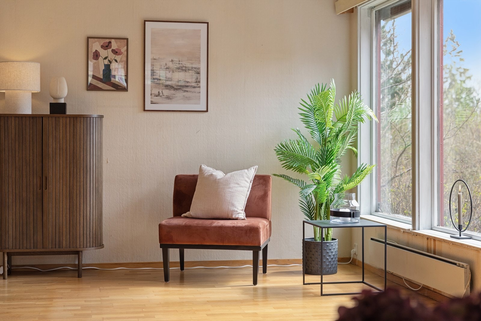 De store vinduene rammer inn utsikten mot nærområdet og slipper inn rikelig med dagslys. Galleribilde